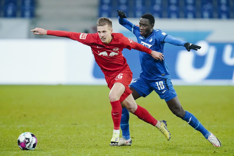 Leipzigs Dani Olmo (22, l.) im Duell mit Hoffenheims Diadie Samassekou (25). Olmo soll auch am Freitag wieder für Torgefahr sorgen.