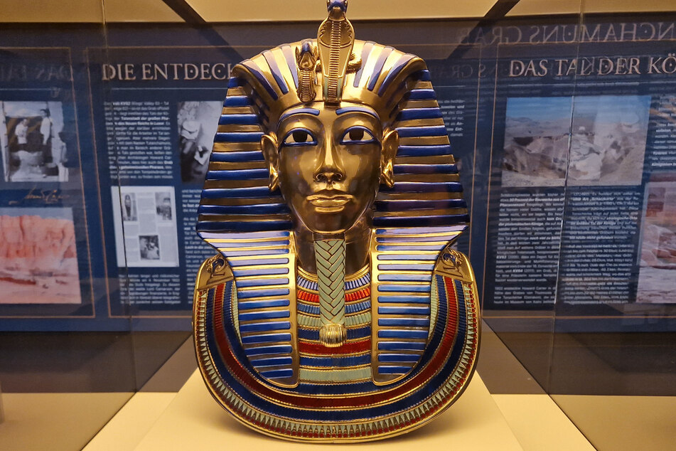 Eine detailgetreue Replik von Tutanchamuns berühmter Totenmaske erwartet die Besucher direkt im ersten Raum.