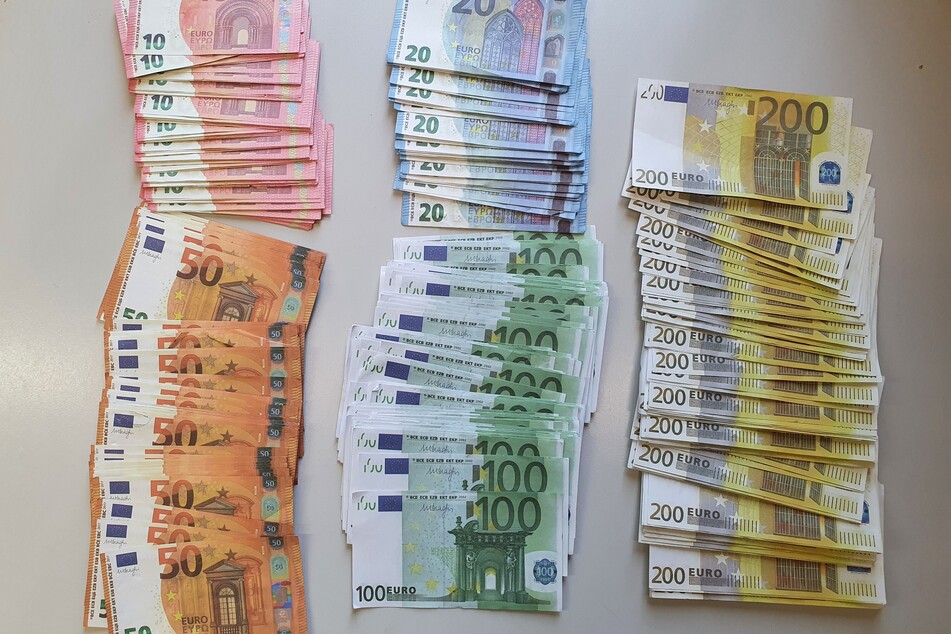 In Goch am Niederrhein lagen im Sommer plötzlich Hunderte gefälschte Geldscheine auf der Straße.