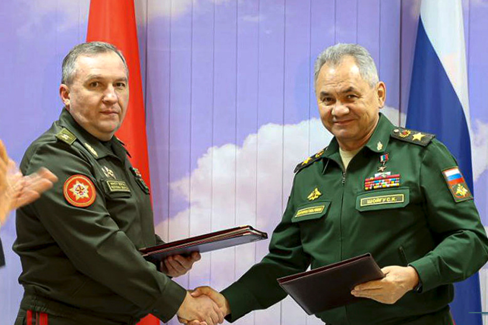 Russlands Verteidigungsminister Sergej Schoigu (r) mit seinem belarussischen Kollegen Viktor Chrenin.