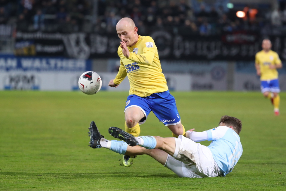 Tim Campulka (r.) tackelt gegen Jenas Maximilian Krauß. Eine ähnliche Aktion führte zum Elfmeter.