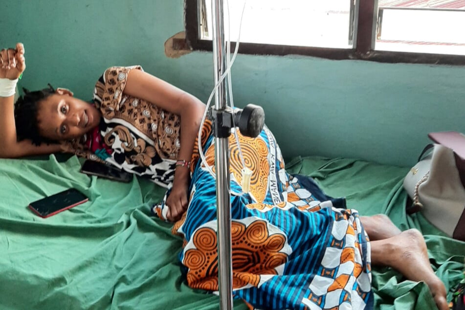 Die Sächsin hilft als Ärztin auch regelmäßig in zwei Kliniken Kenias aus: Patientin mit HIV, die unter Tuberkulose leidet.