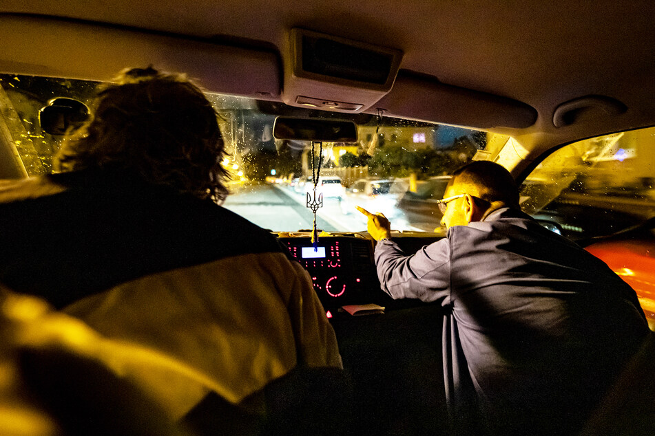 Auf dem Weg halten Taher Saleh (r.) und sein Team immer wieder nach bekannten Adressen Ausschau.