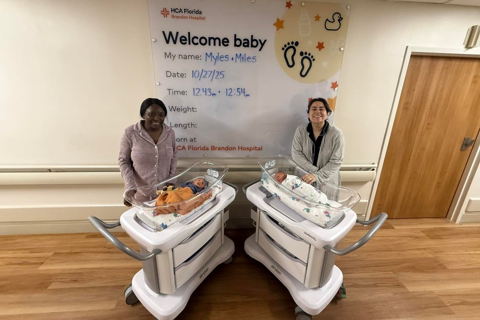 Die beiden Mütter freuten sich mit ihren Söhnen vor der "Welcome Baby"-Tafel.