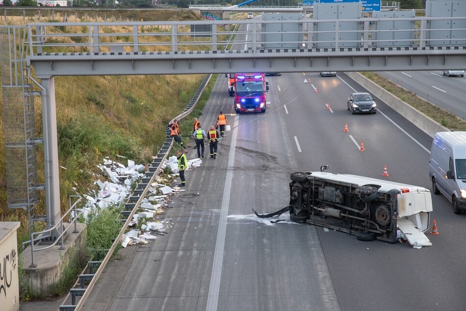 Der Transporter hatte auf der A4 einen Reifenplatzer und stürzte um. Dabei verlor er seine Ladung.