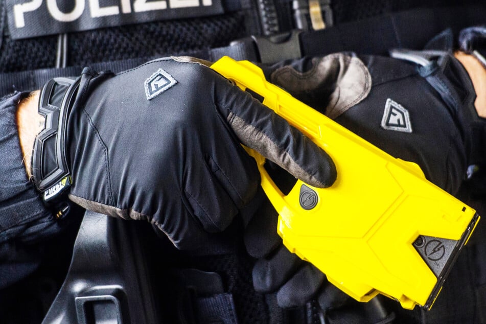 Die Polizeibeamten mussten einen Taser einsetzen, um die Lage in Bad Kreuznach beruhigen zu können. (Symbolbild)