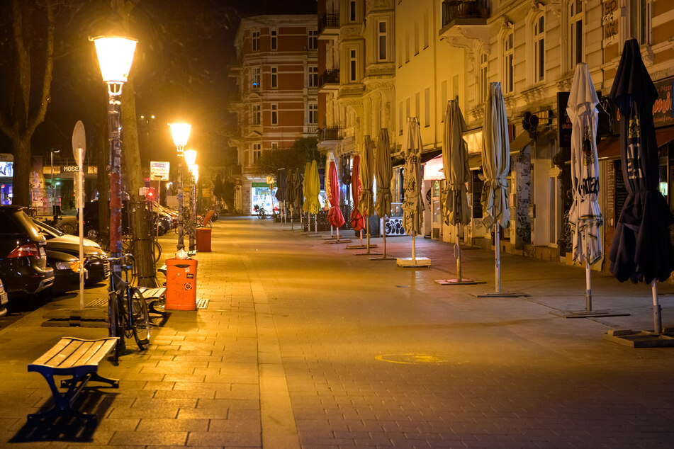 Das sonst bei Nachtschwärmern beliebte Schulterblatt im Schanzenviertel ist menschenleer, nachdem am Karfreitagabend erstmals die nächtliche Ausgangsbeschränkung in Kraft getreten war.