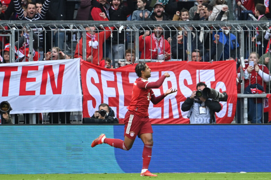 Serge Gnabry feiert seinen Treffer zum 1:0 in gewohnter Manier vor den Bayern-Fans.