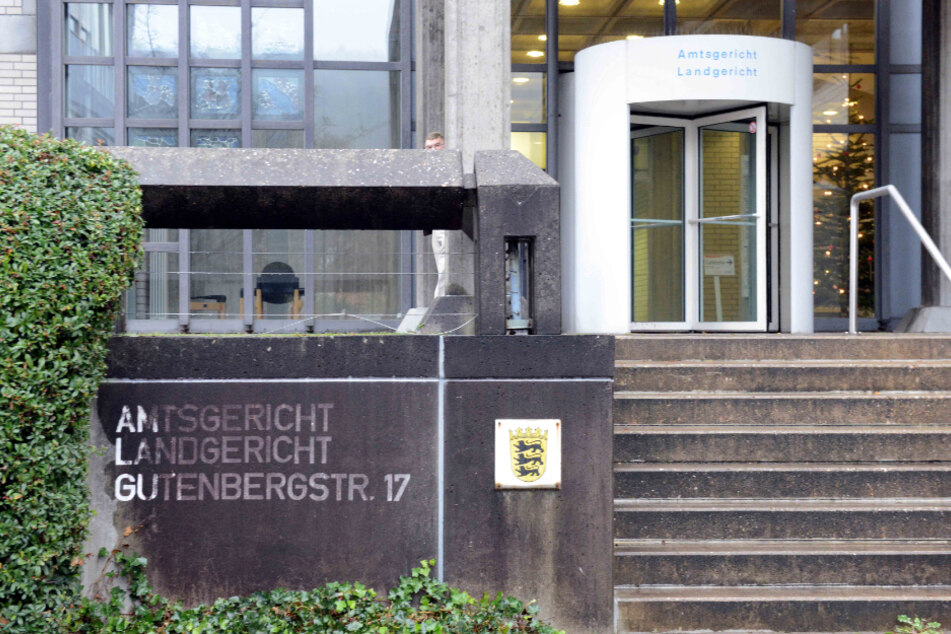 Der heute 64-jährige Angeklagte muss sich vor dem Landgericht Baden-Baden verantworten.