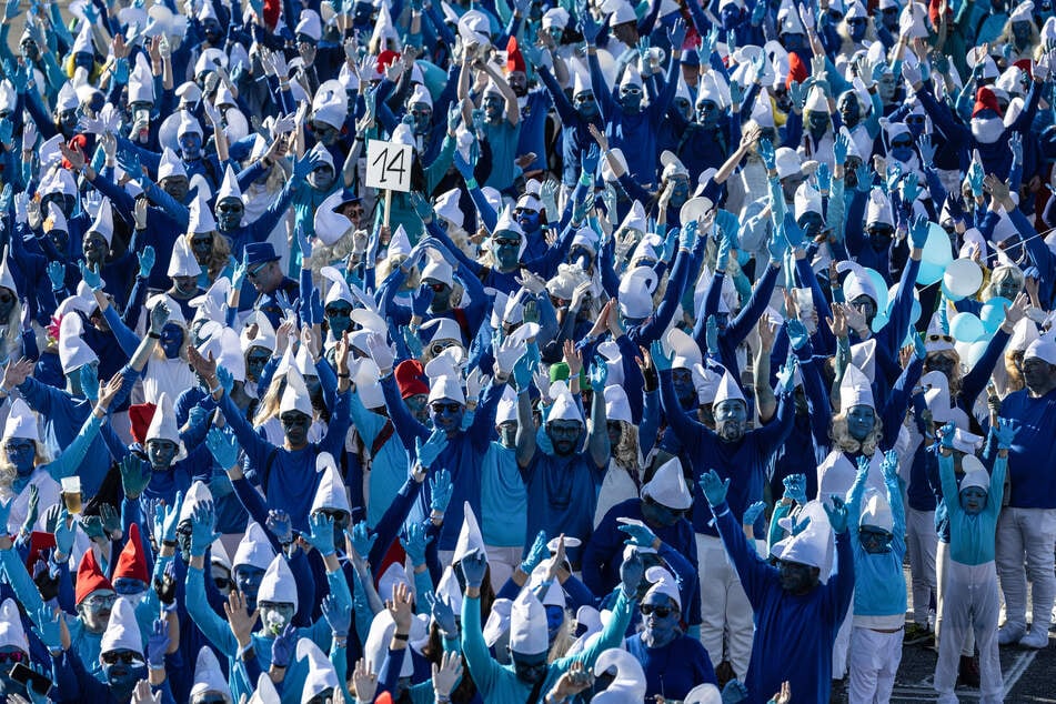 Landerneau war am Wochenende blau-weiß: Tausende Schlümpfe tummelten sich auf den Straßen.