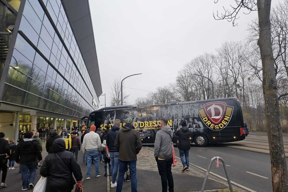 Kurz danach bog auch der Dynamo-Bus ins Stadion ein.