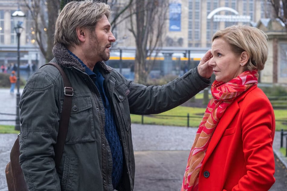 David Schrader (Thure Riefenstein, 59) will Kathrin Globisch (Andrea Kathrin Loewig, 58) um den Finger wickeln. Hat er damit Erfolg?