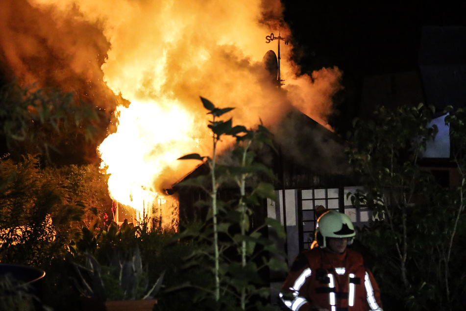 In Bad Schlema stand am Donnerstagabend ein Gartenhaus in Flammen.