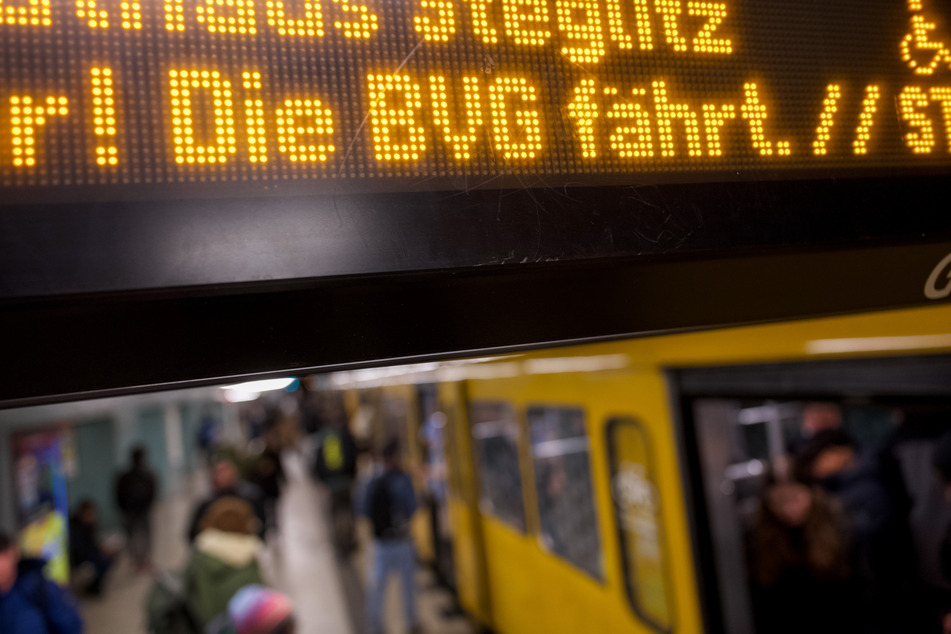 Immerhin das: "Die BVG fährt" steht auf der Anzeigetafel vor einer Berliner U-Bahn.