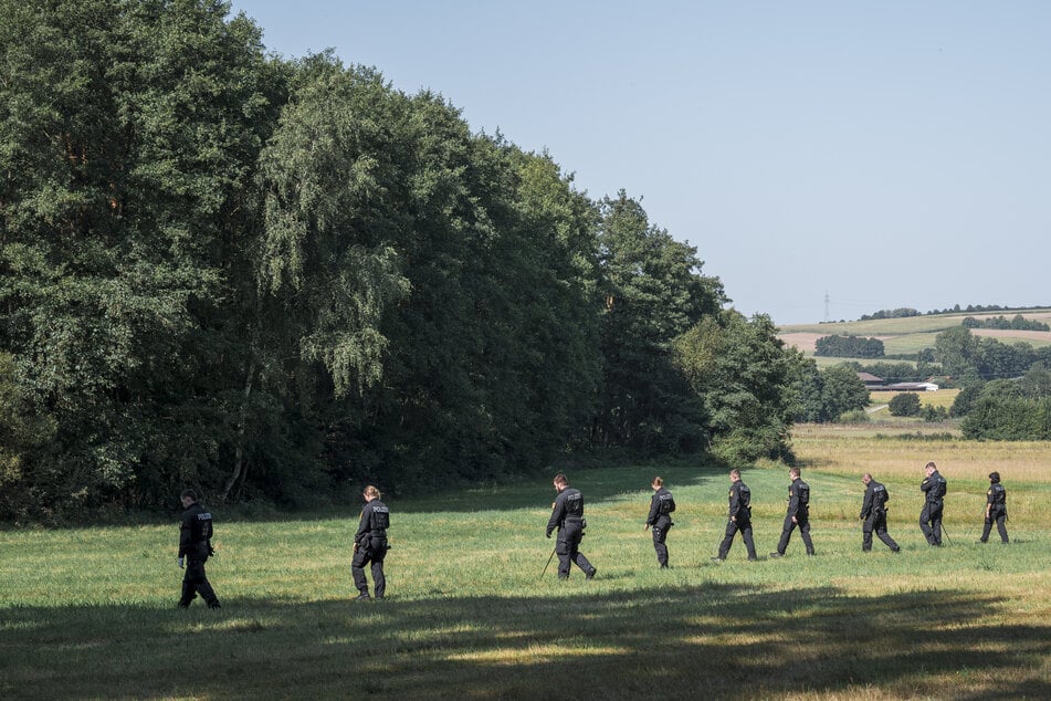 Die Wiese und der Wald zwischen Eggolsheim und Hallerndorf werden von der Polizei abgesucht.