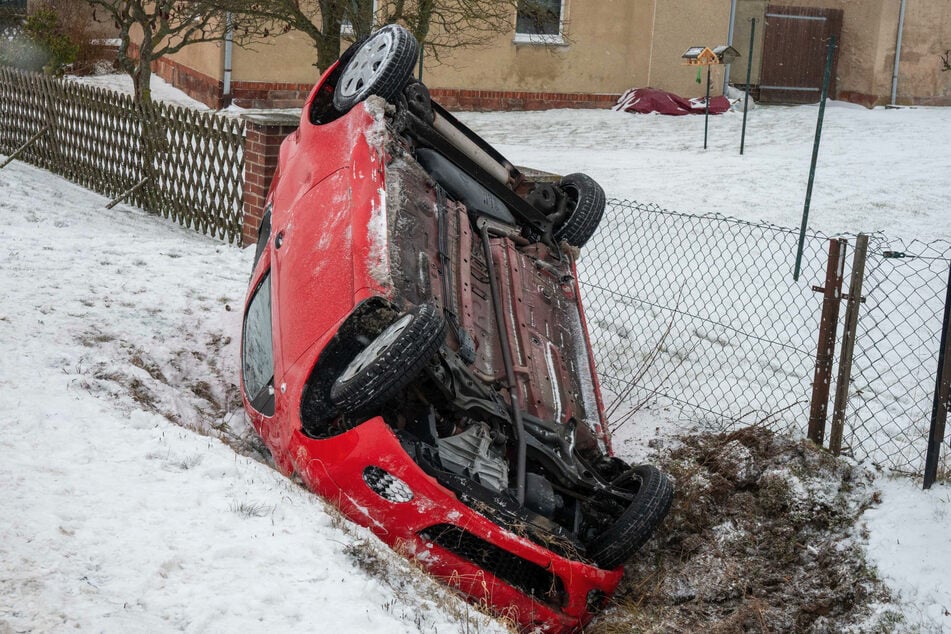 Das Auto blieb auf dem Dach liegen.