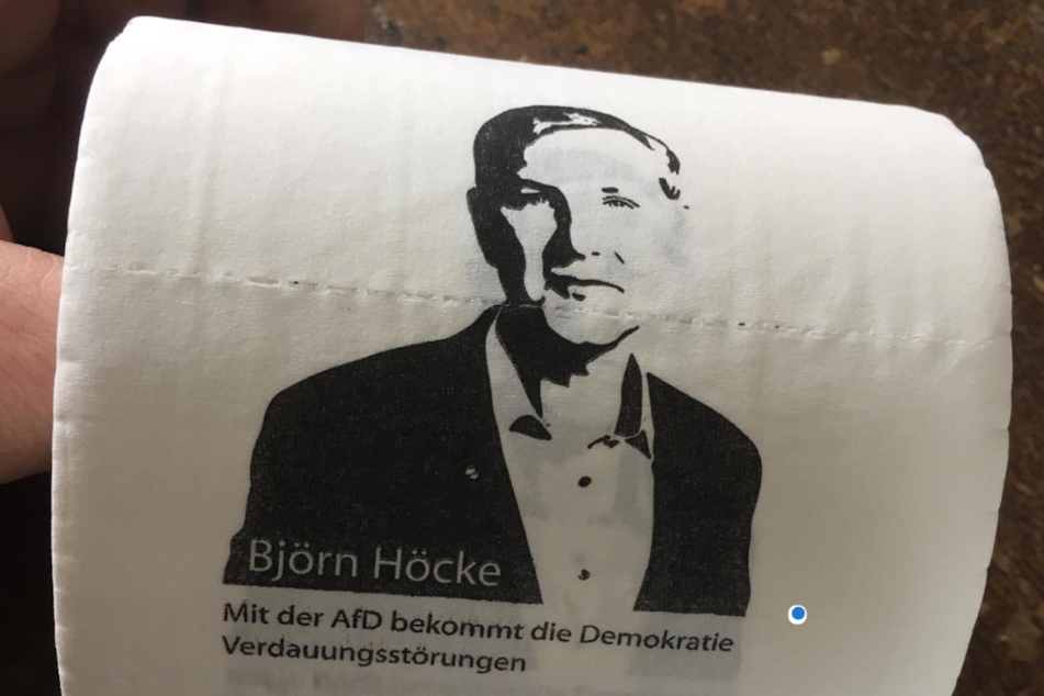 Künstler verschenkt limitiertes Klopapier mit dem Gesicht von Björn Höcke!