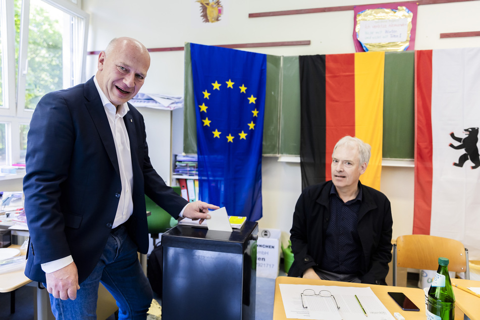 In der Grundschule am Ritterfeld in Berlin-Spandau wirft Berlins Regierender Bürgermeister Kai Wegner (51, CDU) seinen Stimmzettel in die Wahlurne.