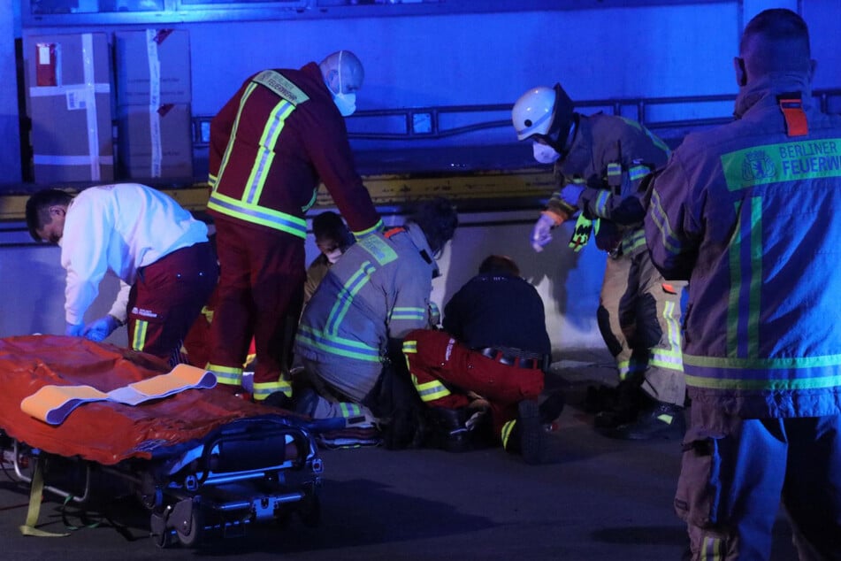 Rettungskräfte kümmern sich um den Schwerverletzten.