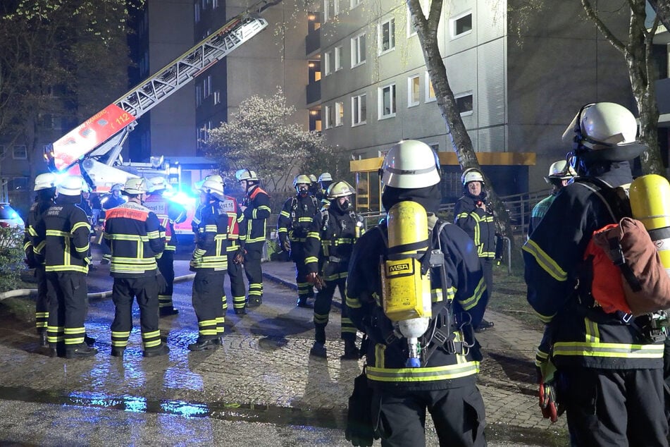 Hamburg: Kellerbrand löst Großeinsatz aus: Bewohner in Wohnungen eingeschlossen