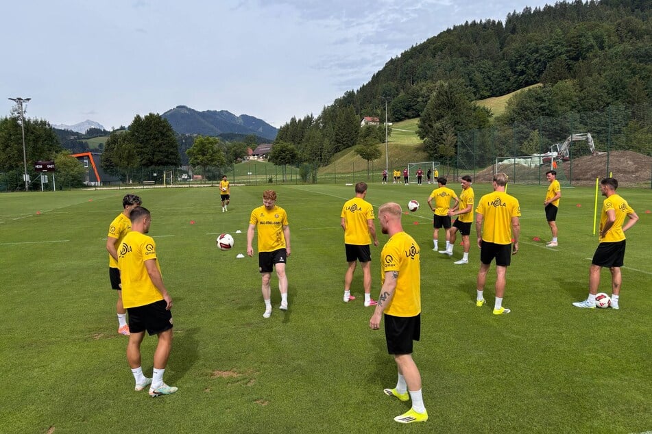 Am Freitagvormittag hatten die Dynamo-Spieler erstmals den österreichischen Rasen unter und den Ball am Fuß.