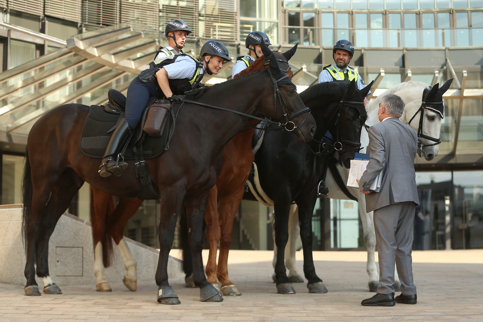 Der nordrhein-westfälische Innenminister Herbert Reul (68, CDU, r.) spricht am Landtag mit Polizeibeamten der Reiterstaffel.