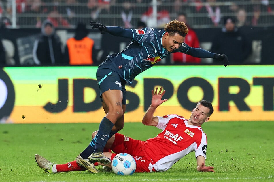 Schon in der Vergangenheit war es oftmals keine leichte Aufgabe, bei Union Berlin zu bestehen. Antonio Nusa (20, l.) wird RB Leipzig dieses Mal fehlen.