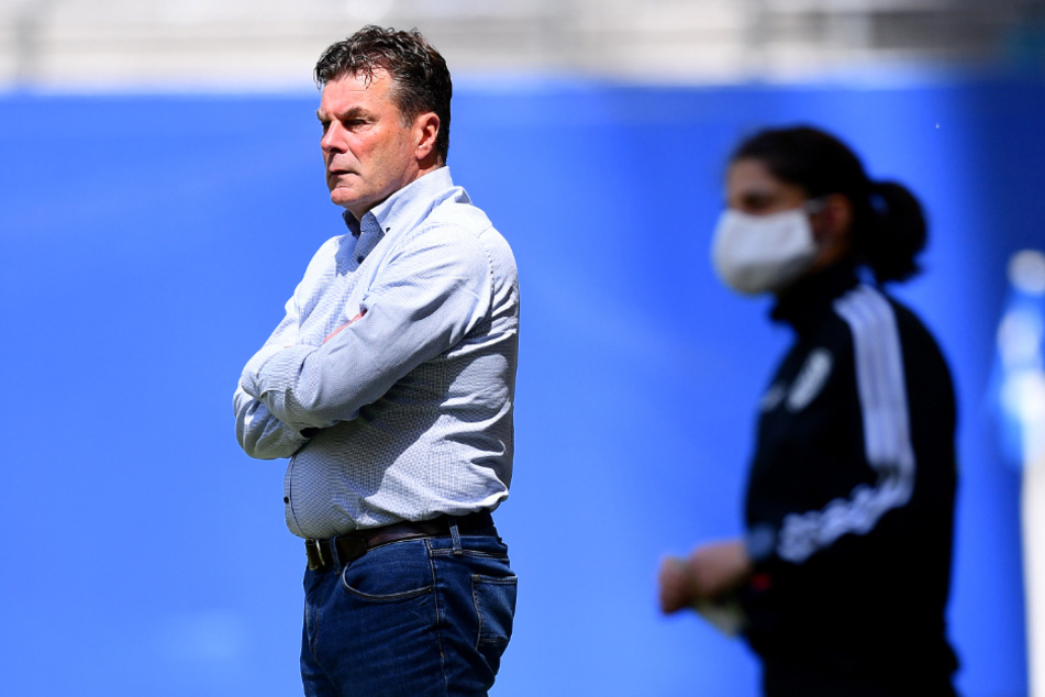 Dieter Hecking steht gegen Wiesbaden am Spielfeldrand.