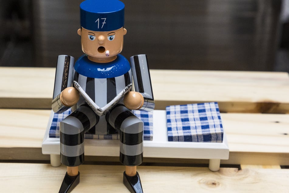 Das Knacki-Räuchermännchen gab's in verschiedenen Variationen, u.a. auch mit Stahlkugel am Bein.