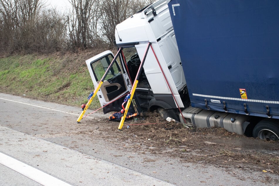 Auf der A5 platzte einem Lkw-Fahrer ein Reifen seines Lastwagens. Daraufhin kam er von der Fahrbahn ab und verunfallte.
