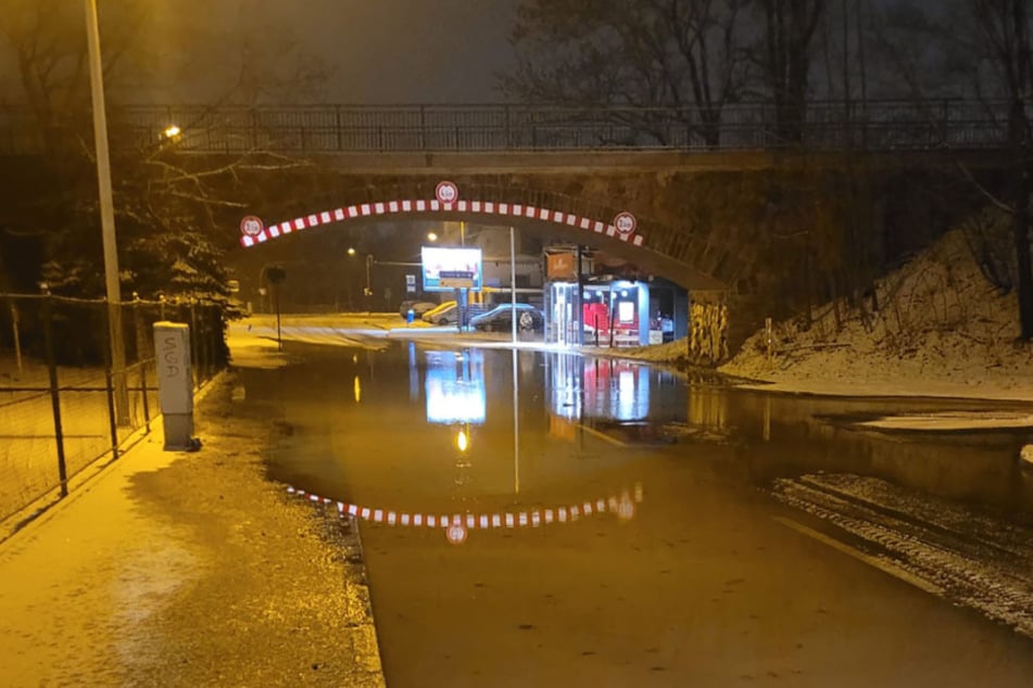 Ein völliges Vereisen der Straße konnte verhindert werden.