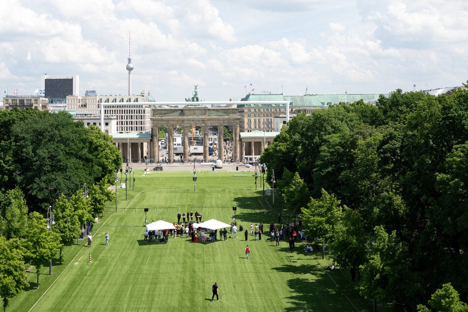 Vor dem Brandenburger Tor zeigt sich Berlin schon bereit für die EM.