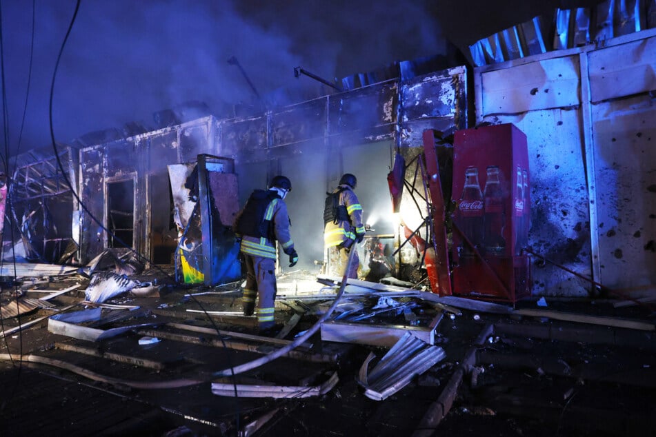Unter anderem wurde ein Markt bei dem Angriff zerstört. Fünf Menschen kamen in Saporischschja um Leben.