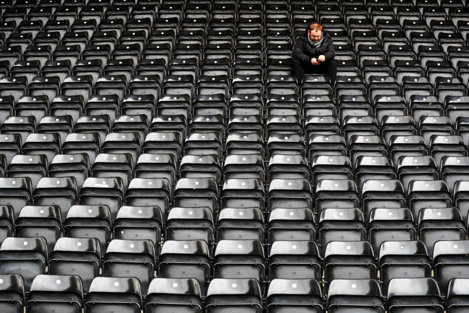 Ein einzelner Fan sitzt beim Spiel am Samstag zwischen Notts County und Eastleigh FC (4:0) auf der Tribüne des Meadow Lane Stadions.