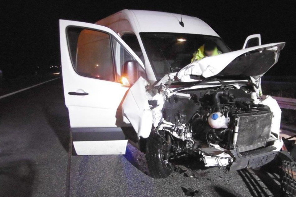 Der Fahrer des VW-Transporters wurde durch den Unfall schwer verletzt. Sein Wagen wurde stark beschädigt.