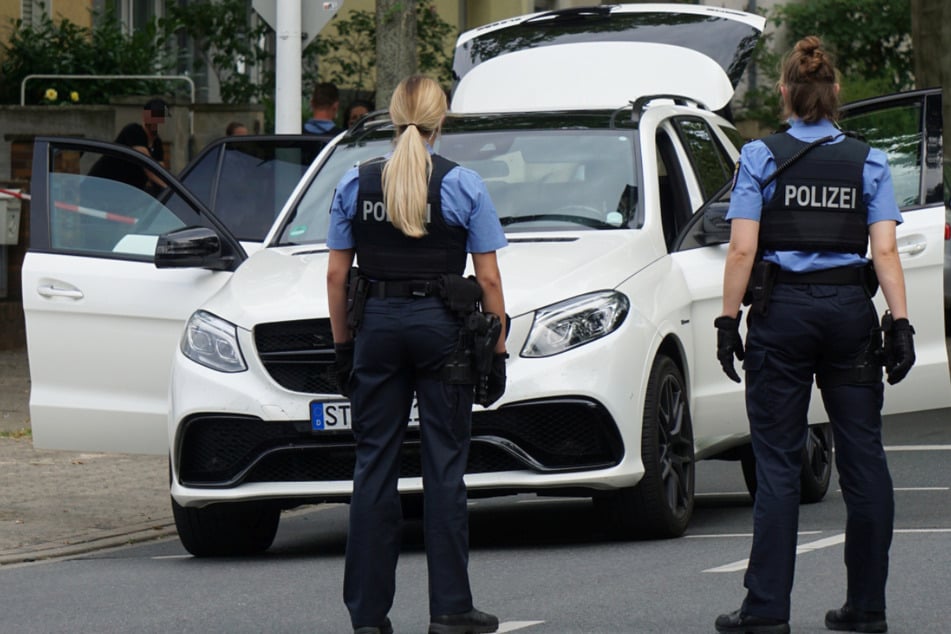 Die Polizei in Darmstadt stoppte einen weißen SUV und nahm die Insassen fest.