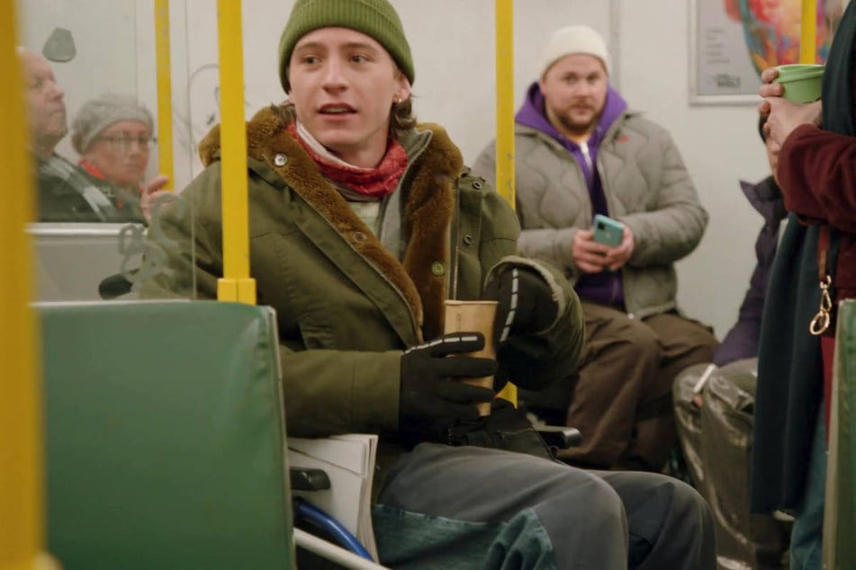 Jonas (r.) ist froh, als er Mats in der U-Bahn wiedertrifft.