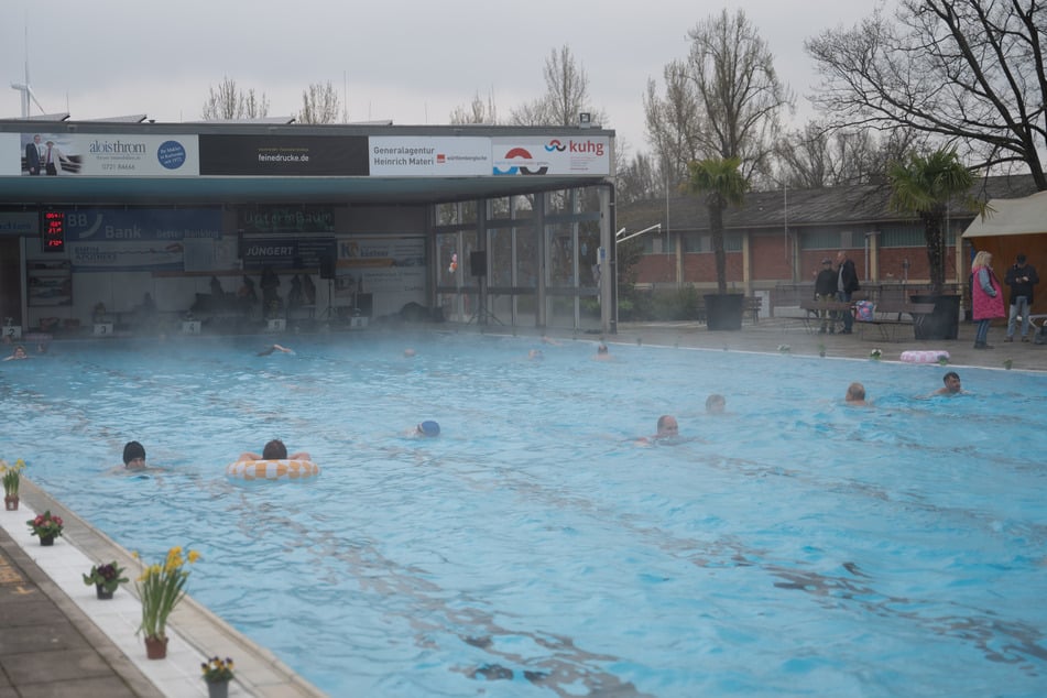 Kälte? Egal! In Karlsruhe wagten sich einige Schwimmer nach draußen.