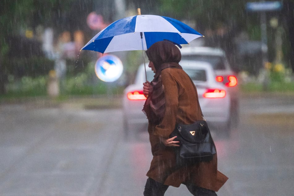 Der Regenschirm wird in dieser Woche zum wichtigsten Utensil.