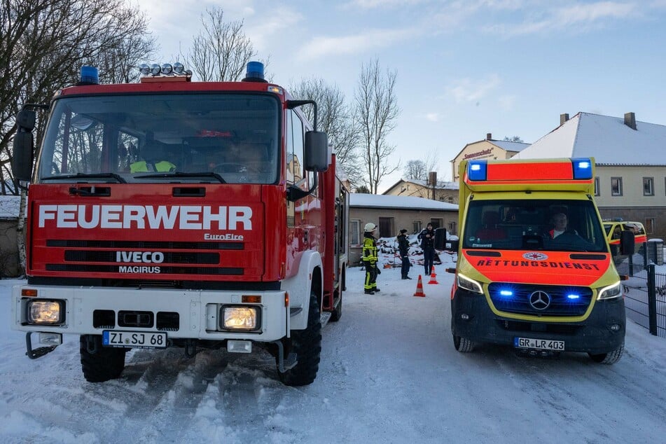 Mit vereinten Kräften schafften es die Einsatzkräfte der Feuerwehr und des Rettungsdienstes, die Frau aus dem Graben zu holen und zu versorgen. Auch das Auto konnte kurz darauf aus dem Bach "gefischt" werden.