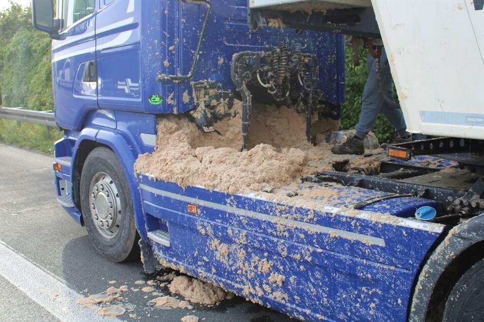Richtige Schweinerei: Ein Lkw verlor auf der A2 jede Menge Kartoffelpresspülpe.