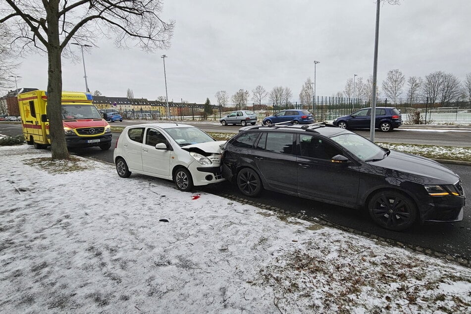 Nissan kracht auf Skoda: Schwerer Unfall in Chemnitz