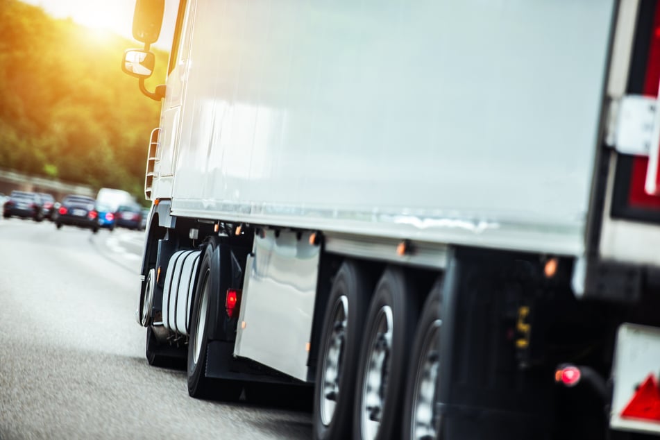 Ein enormes Aufgebot an Lkw und anderen Fahrzeugen durchquert seit geraumer Zeit von Tag bis Nacht den kleinen Edermünder Ortsteil Grifte. (Symbolfoto)