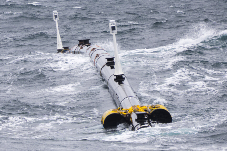 Eine 120 Meter lange Einheit des ersten Reinigungssystems "The Ocean Cleanup" liegt während eines zweiwöchigen Test im Jahr 2018 in der Bucht von San Francisco.