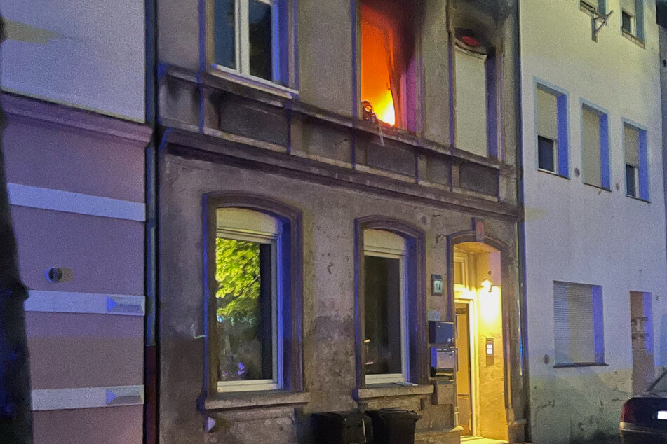 Als die Feuerwehr eintraf, brannte die Wohnung in der ersten Etage lichterloh.