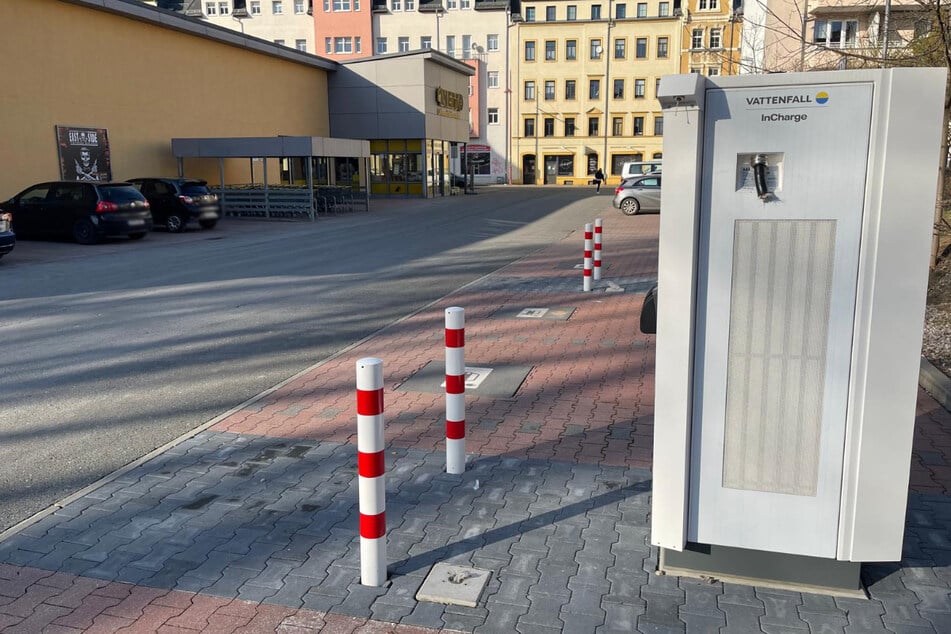 Zwei Ladekabel inklusive -stecker wurden von zwei Elektro-Ladesäulen in der Limbacher Straße gestohlen.