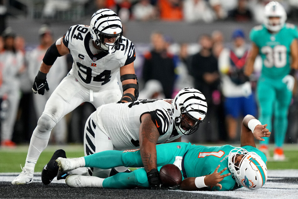 Tua Tagovailoa (r.) took a heavy hit from Cincinnati Bengals defensive tackle Josh Tupou, which left the Dolphins QB with a concussion.