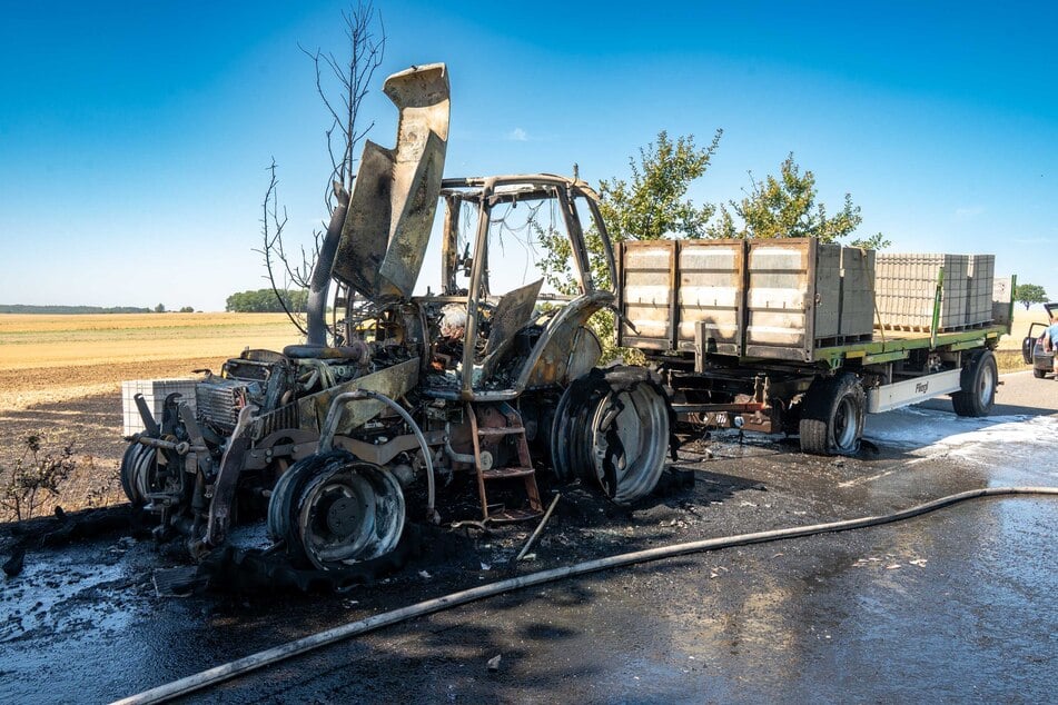 Der Traktor war nicht mehr zu retten. Er brannte komplett aus.