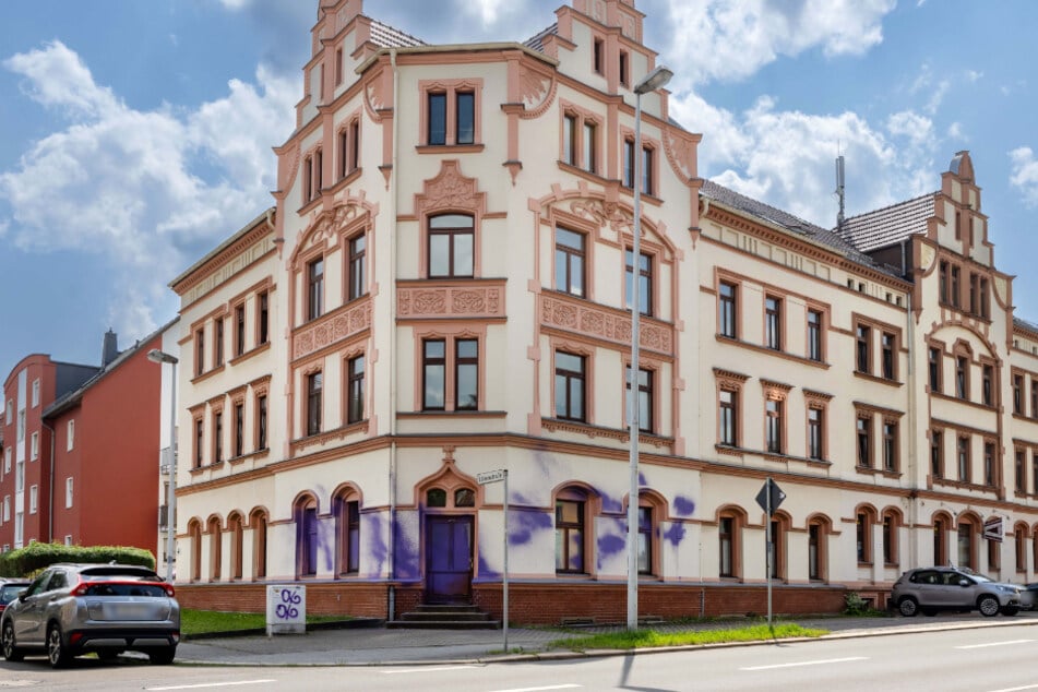 Das rechte Schulungszentrum in der Edisonstraße in Chemnitz wurde am Dienstag mit lila Farbe beschmiert.