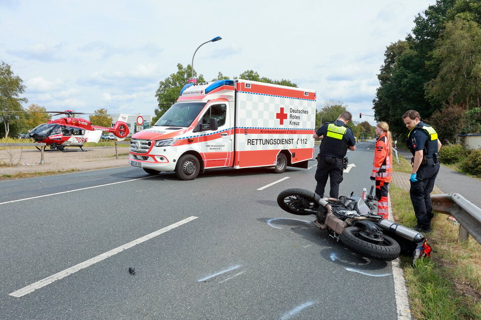 Motorradfahrer nach Unfall in Lebensgefahr: Autofahrer flüchtet zu Fuß